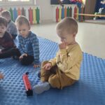 Dzieci podczas gry na instrumentach muzycznych