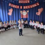Chłopiec recytuje wiersz