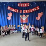 Chłopcy recytują wiersz