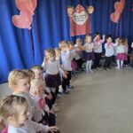 Dzieci z grupy Krasnoludki śpiewają a także wykonują układ taneczny do piosenki