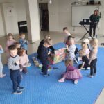 Dzieci w trakcie rozpakowywania magicznej skrzyni z instrumentami muzycznymi