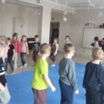 Dzieci z grupy Mądre Sowy podczas zabawy muzyczno-ruchowej