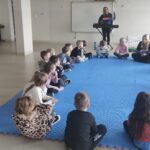 Dzieci z grupy Madre Sowy uważnie i z zaciekawieniem słuchają czytanej opowieści