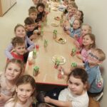 Dzieci z grupy Mądre Sowy podczas powystępowego poczęstunku