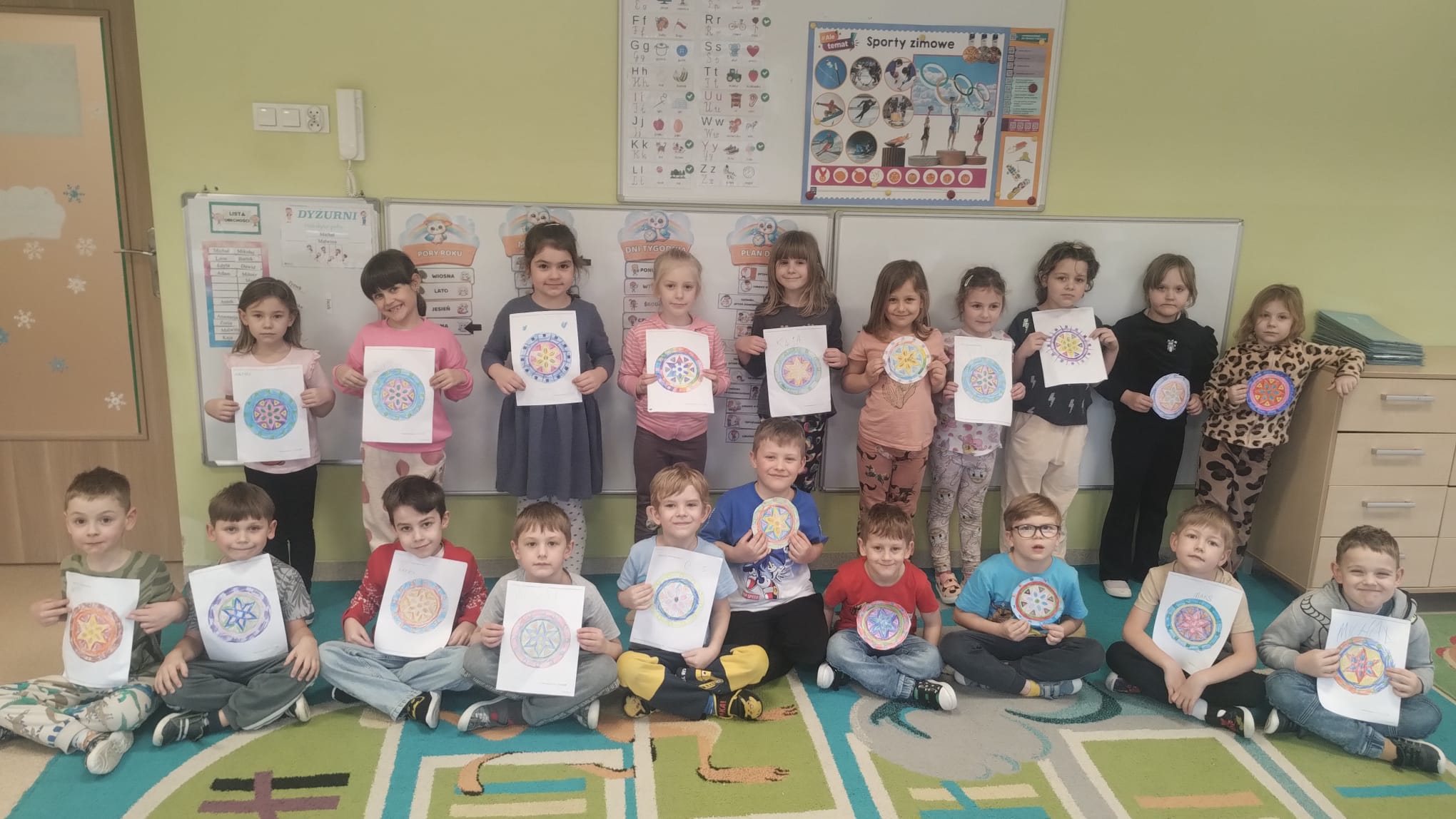 Dzieci z grupy Mądre Sowy z wykonanymi pracami plastycznymi