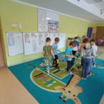Dzieci podczas zabawy ruchowej