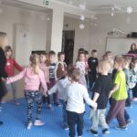 Dzieci z grupy Mądre Sowy podczas zabawy muzyczno-ruchowej