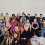 Dzieci z grupy Mądre Sowy na jasełkach w szkole podstawowej nr 3