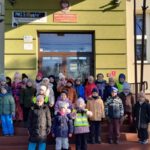 Dzieci z grupy Mądre Sowy przed szkołą nr 3, na zaproszenie uczniów klas II wystawiających Jasełka