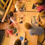 Dzieci wykonują pracę plastyczną