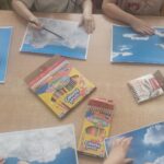 Dzieci wykonują pracę plastyczną
