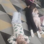 Dzieci słuchają wiersza czytanego przez Panią