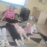 Dzieci słuchają wiersza czytanego przez Panią