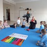 Muzyczno-ruchowe przywitanie się dzieci z Cedolinkiem