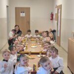 Dzieci z grupy Niedźwiadków i słodki zasłużony poczęstunek