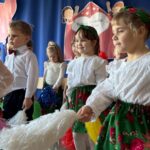 Dzieci wykonują układ choreograficzny z pomponami do piosenki