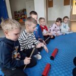 Dzieci w trakcie poznawania instrumentów muzycznych i ich dźwięków