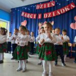 Dzieci przygotowują się do "finałowego konfetti"