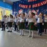 Dzieci podczas "finałowego konfetti"