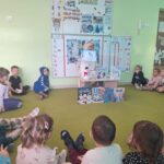 Pani Asia jako Pani Zima prezentuje i wymienia sporty zimowe