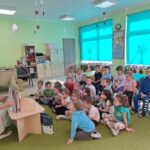 Pani Zima (Pani Asia) opowiada dzieciom o książkach dla dzieci w których pojawia się motyw zimy