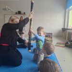 zieci podczas odkrywania dźwięków na instrumentach muzycznych