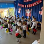 Dzieci wykonują układ choreograficzny z pomponami do piosenki