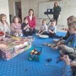 Dzieci w trakcie rozpakowywania magicznej skrzyni z instrumentami muzycznymi