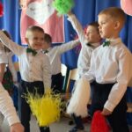 Dzieci wykonują układ choreograficzny z pomponami do piosenki