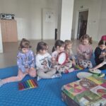 Dzieci w trakcie poznawania instrumentów z magicznej skrzyni
