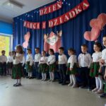 Dziewczyna recytuje wiersz