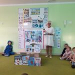 Pani Zima (Pani Asia) prezentuje dzieciom i opowiada o książkach zawierających motyw zimy