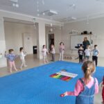 Dzieci w trakcie zabawy muzyczno-ruchowej z grzechotkami