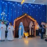 Dzieci przebrane za Maryję, Józefa, pasterzy i anioły