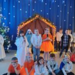 Przedszkolaki śpiewają kolędę oraz grają na instrumentach