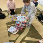 Dzieci układają wieżę z puzzli