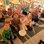 Pszczółki zajadają się popcornem