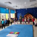 Dzieci podczas zabawy muzyczno-ruchowej