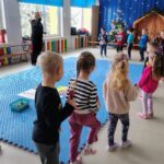 Dzieci podczas zabawy muzyczno-ruchowej z grzechotkami