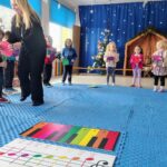 Muzyczno-ruchowe przywitanie się dzieci z Cedolinkiem