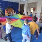 Dzieci podczas zabawy muzyczno-ruchowej z chustą animacyjną