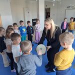Dzieci poznają nowy instrument oraz jego dźwięki