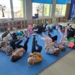 Dzieci w trakcie zabawy muzyczno-ruchowej