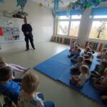 Dzieci podczas spotkania z p. policjantem w naszym przedszkolu.