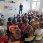 Dzieci podczas spotkania z p. policjantem w naszym przedszkolu.