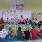 Dzieci słuchają z zaciekawieniem p. Kariny