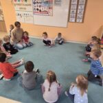 Dzieci słuchają z zaciekawieniem p. Kariny