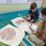 Dzieci ze swoich prac plastycznych tworzą dwie wspólne