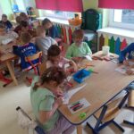 Dzieci wykonują prace plastyczną- każdy koloruje swój kawałek pizzy