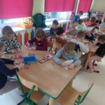 Dzieci wykonują prace plastyczną- każdy koloruje swój kawałek pizzy